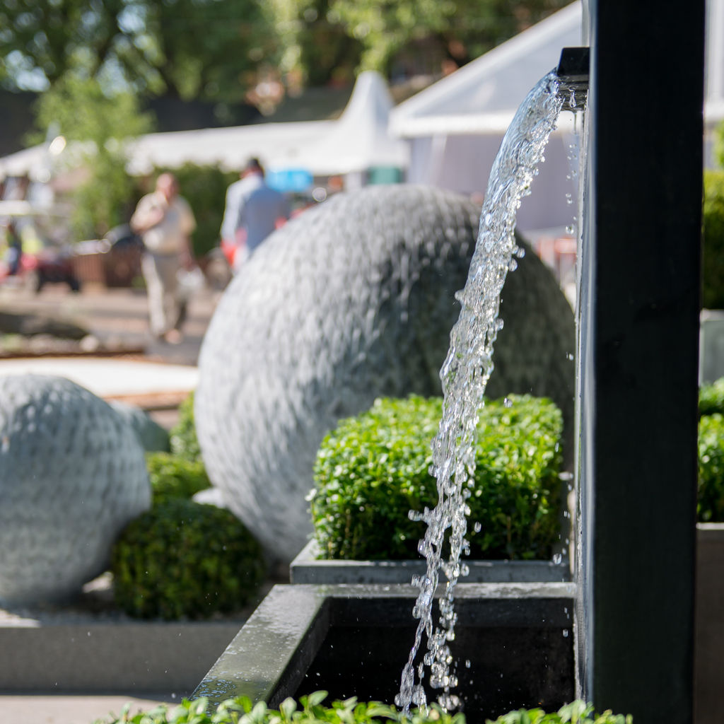 Veneto Water Features A Place In The Garden Ltd. Jardines de estilo clásico Accesorios y decoración