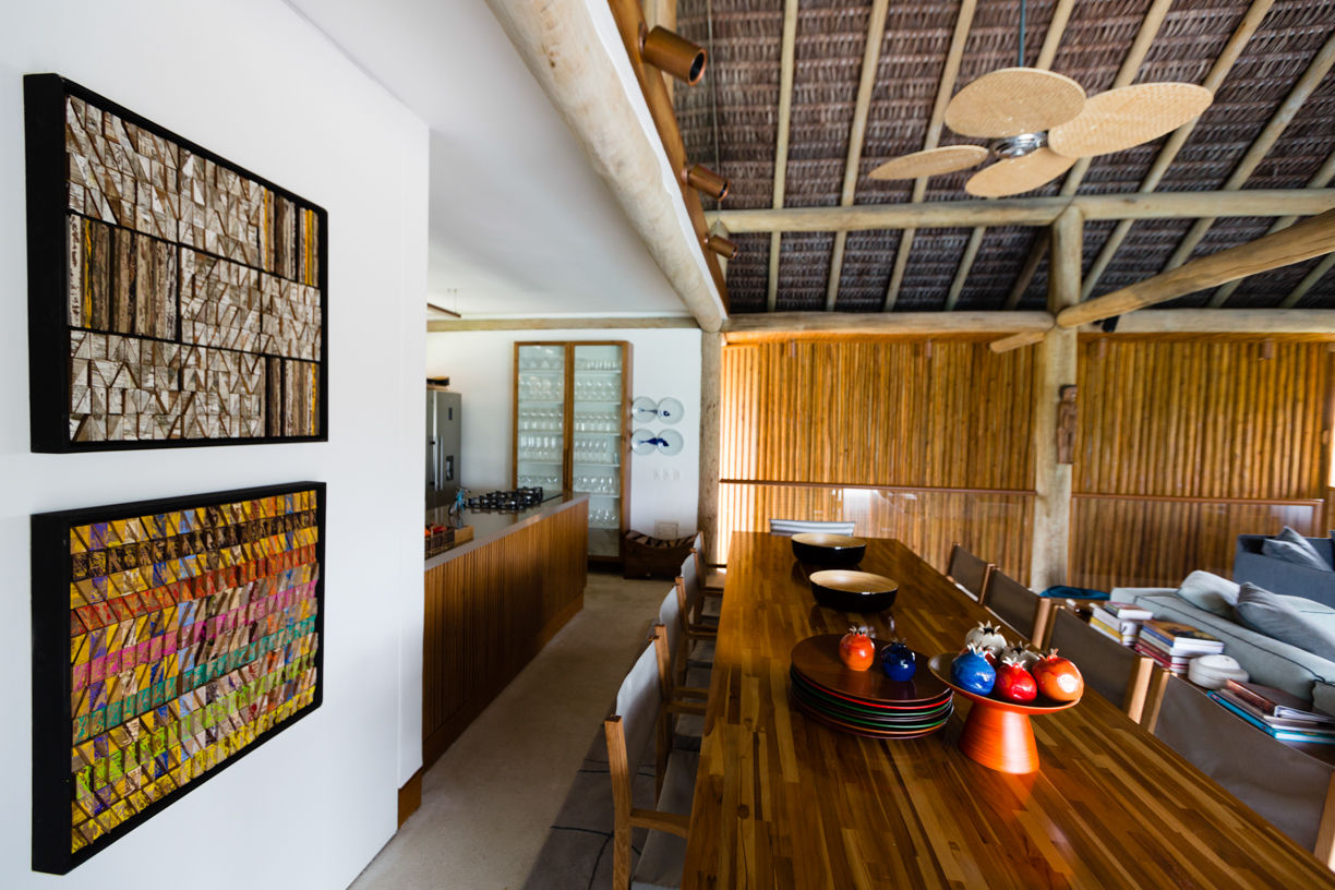 Residência Praia do Forte, Antônio Ferreira Junior e Mário Celso Bernardes Antônio Ferreira Junior e Mário Celso Bernardes Tropical style dining room