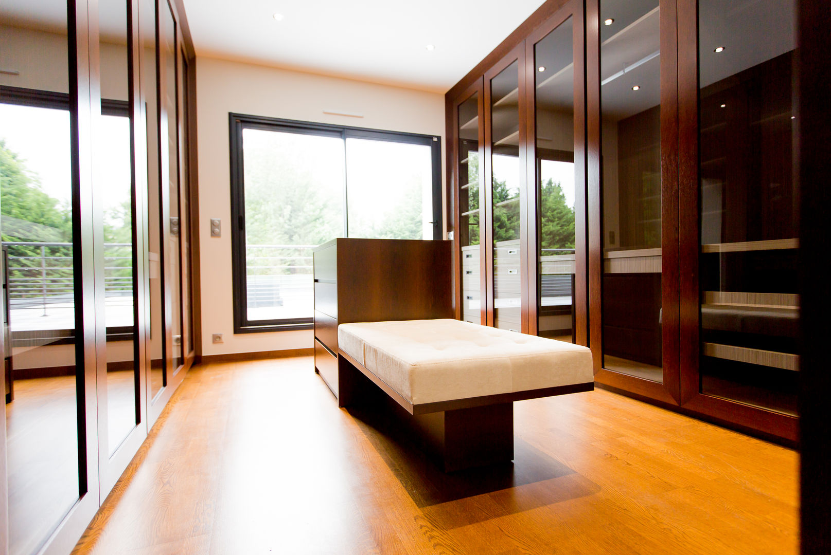 Villa d'exception | Dressing Walk-in + banquette | IDF, LUSIARTE LUSIARTE Modern dressing room