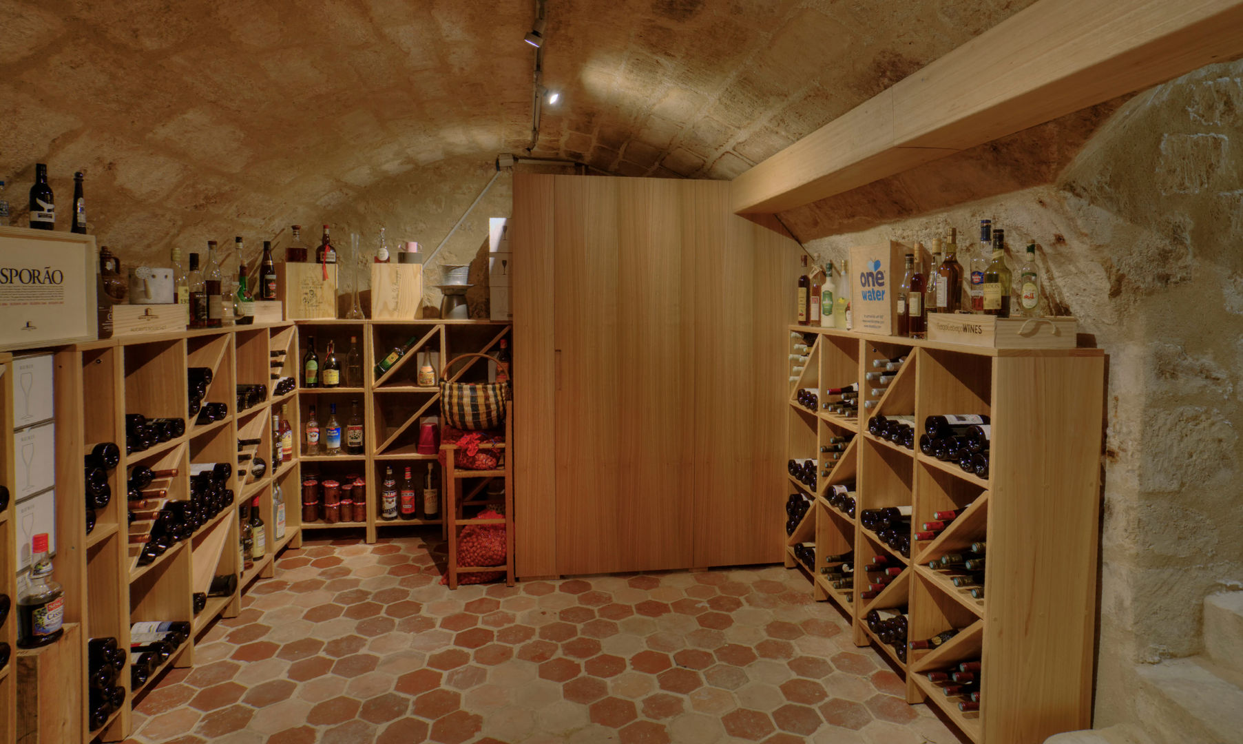 Cellier / Cave à vins | Bois eucalyptus massif | Villa privée IDF, LUSIARTE LUSIARTE Cantina moderna