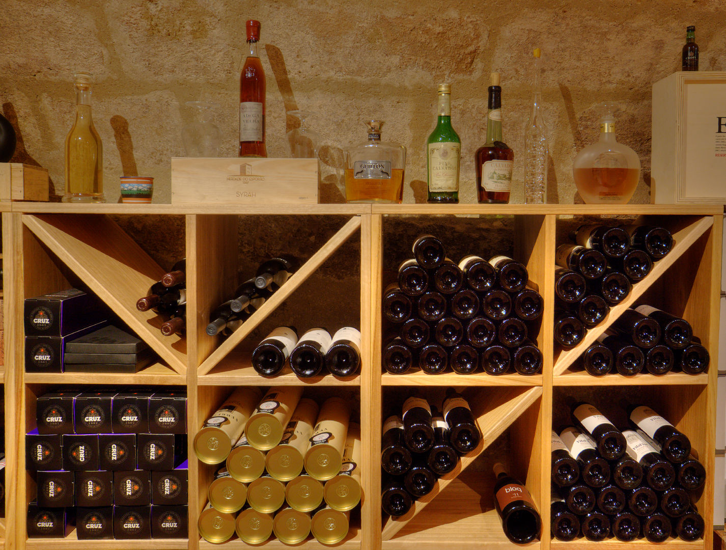Cellier / Cave à vins | Bois eucalyptus massif | Villa privée IDF, LUSIARTE LUSIARTE Wine cellar