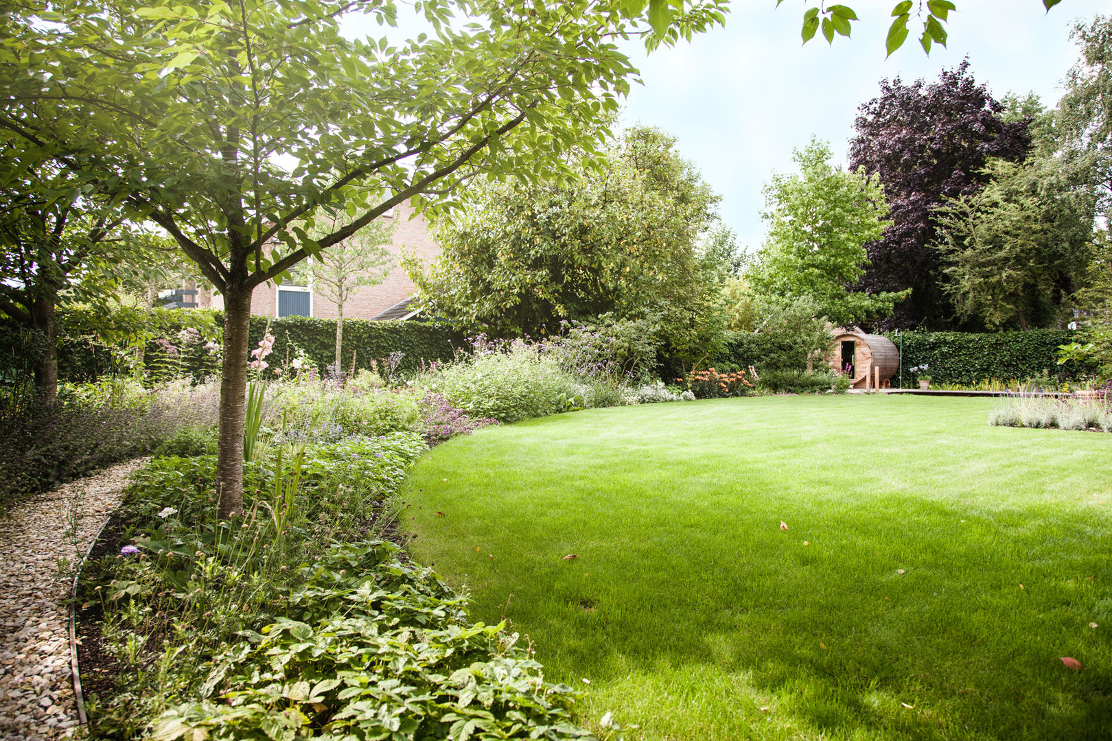 Wellness tuin verbonden met het landschap, Studio REDD exclusieve tuinen Studio REDD exclusieve tuinen Wiejski ogród