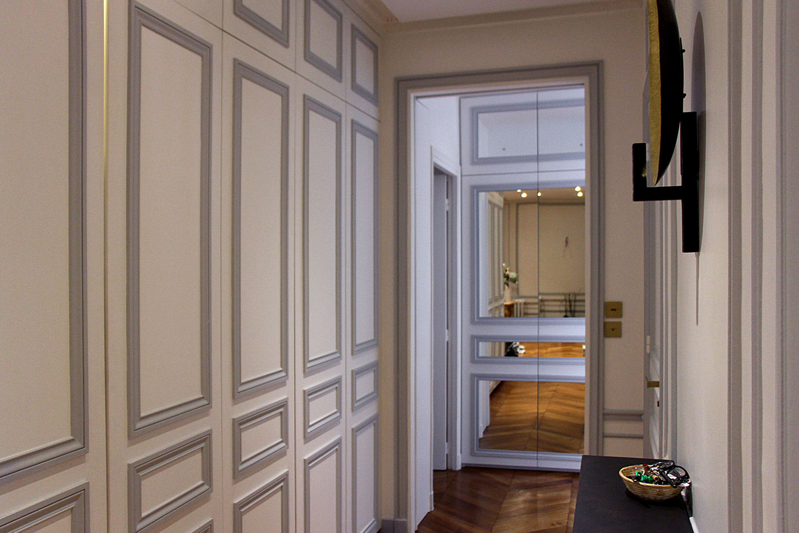 Rénovation d'un appartement haussmannien à Paris, Olivier Stadler Architecte Olivier Stadler Architecte 經典風格的走廊，走廊和樓梯