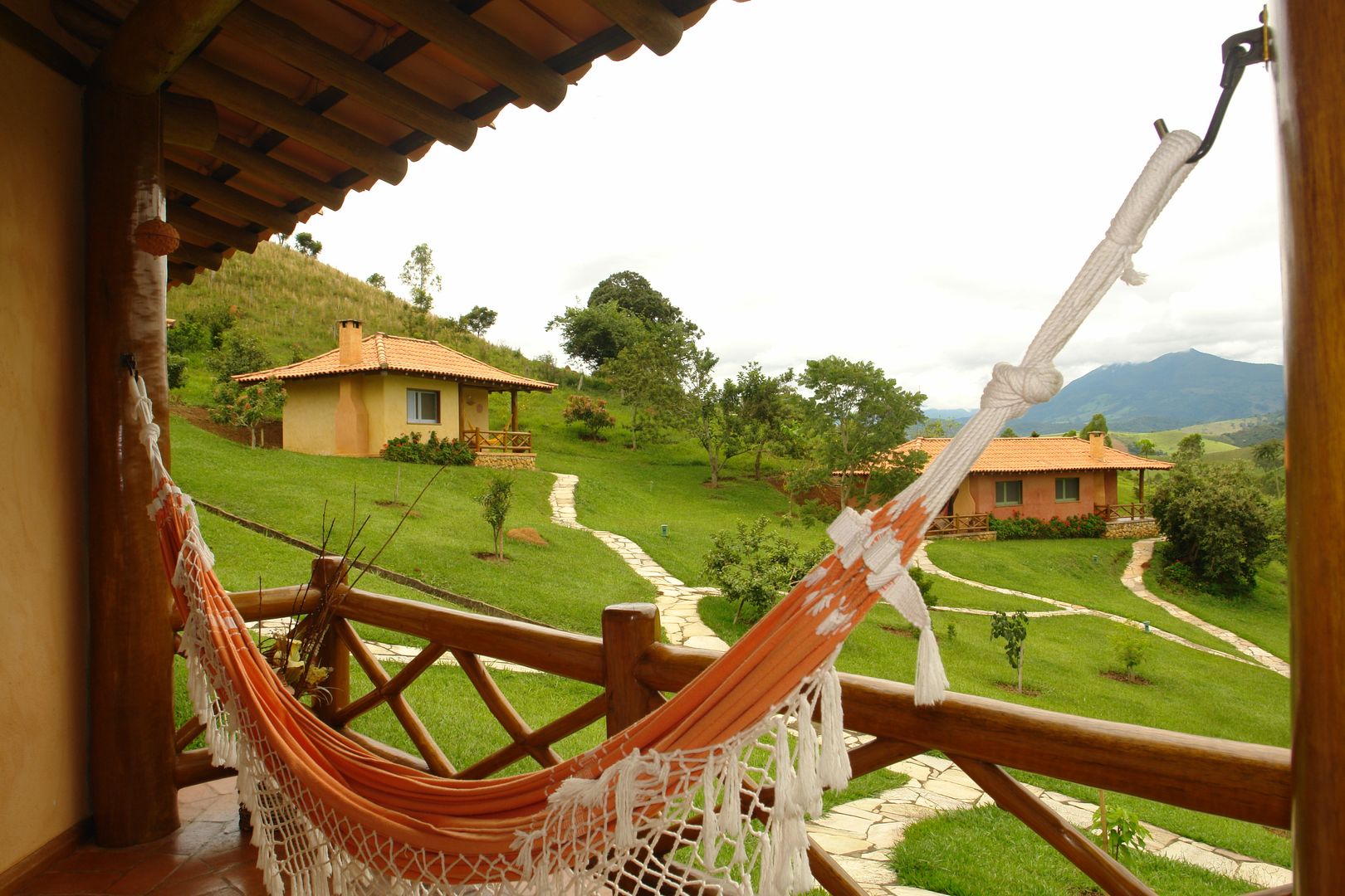 POUSADA MARIA MANHÃ, MADUEÑO ARQUITETURA & ENGENHARIA MADUEÑO ARQUITETURA & ENGENHARIA Balkon, Beranda & Teras Gaya Rustic