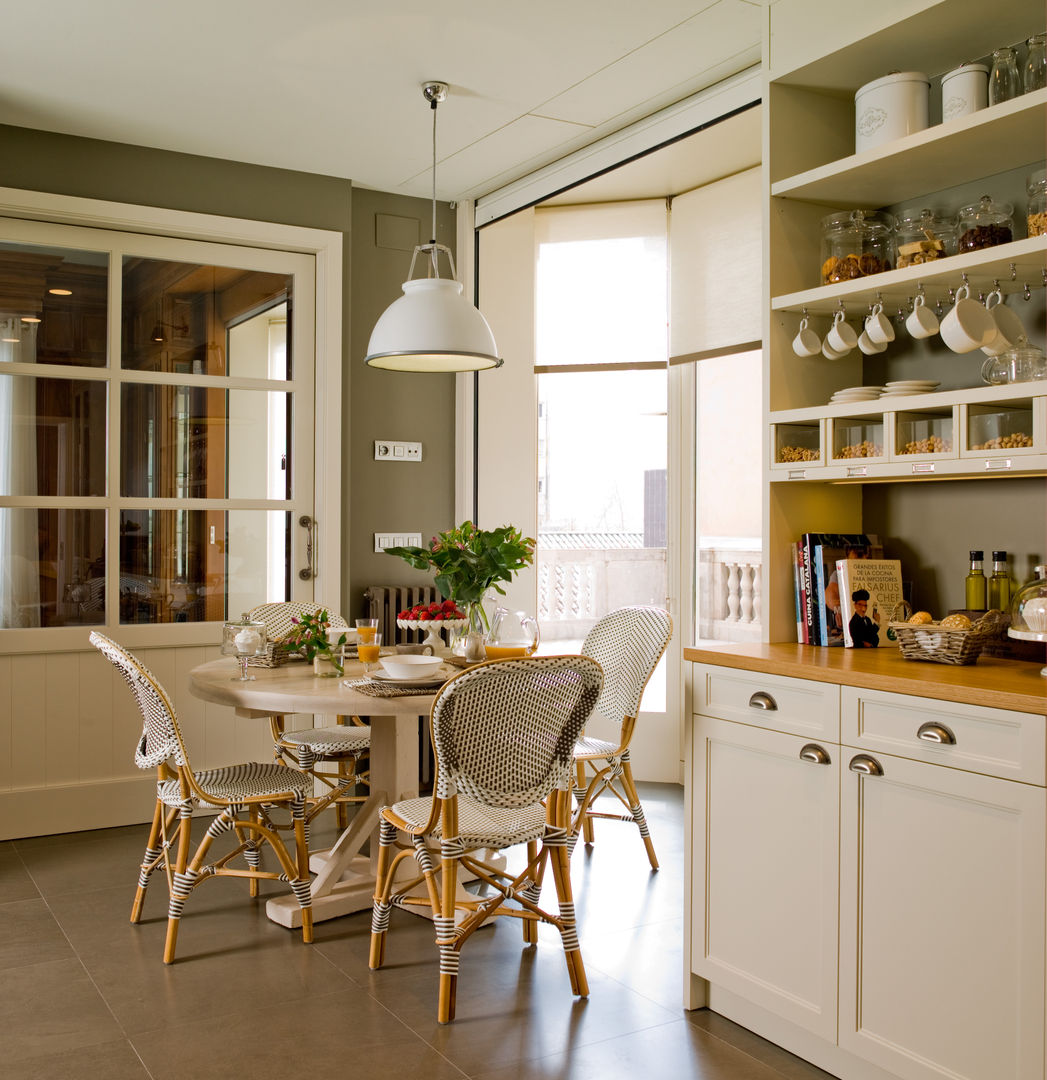 Un comedor de estilo afrancesado con sillas tipo bistró DEULONDER arquitectura domestica Cocinas de estilo clásico Madera Acabado en madera