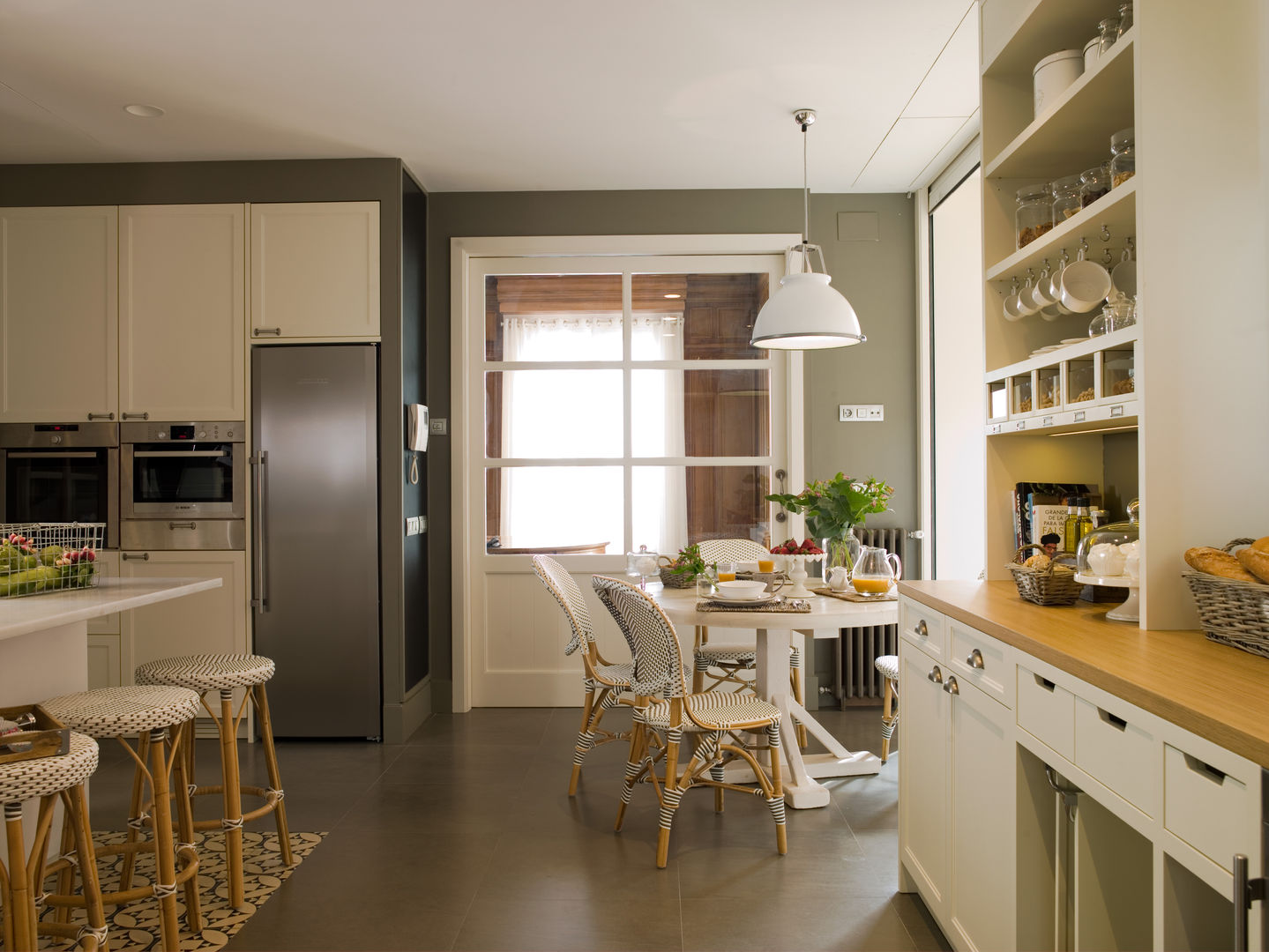 Puerta corredera en cristal para conectar la cocina al salón-comedor DEULONDER arquitectura domestica Cocinas de estilo clásico Madera Acabado en madera