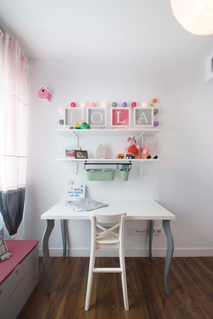 Habitación de Lola, demarcasueca demarcasueca Modern nursery/kids room