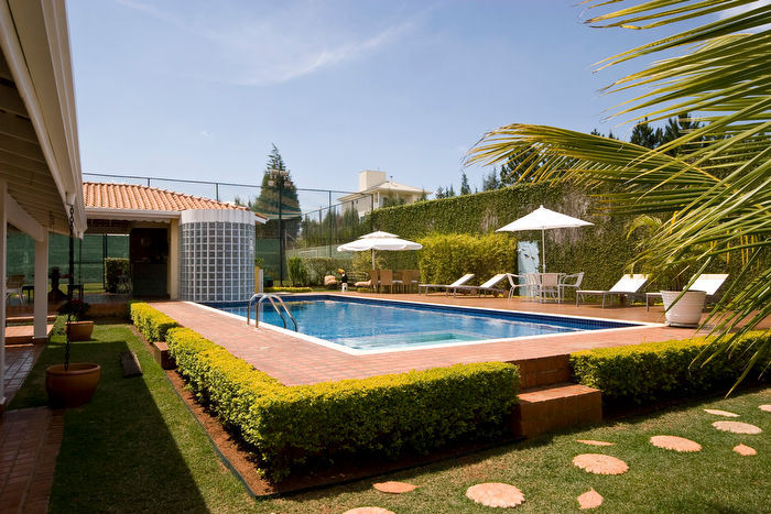 Residencia em Condomínio fechado, Lucia Helena Bellini arquitetura e interiores Lucia Helena Bellini arquitetura e interiores Piscinas de estilo rural