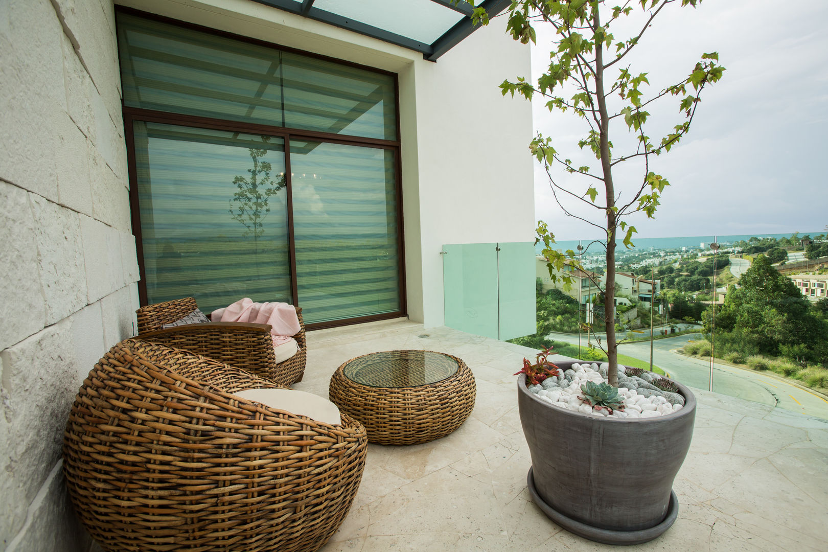 Interiorismo para residencia en Altozano Morelia, Dovela Interiorismo Dovela Interiorismo Modern balcony, veranda & terrace