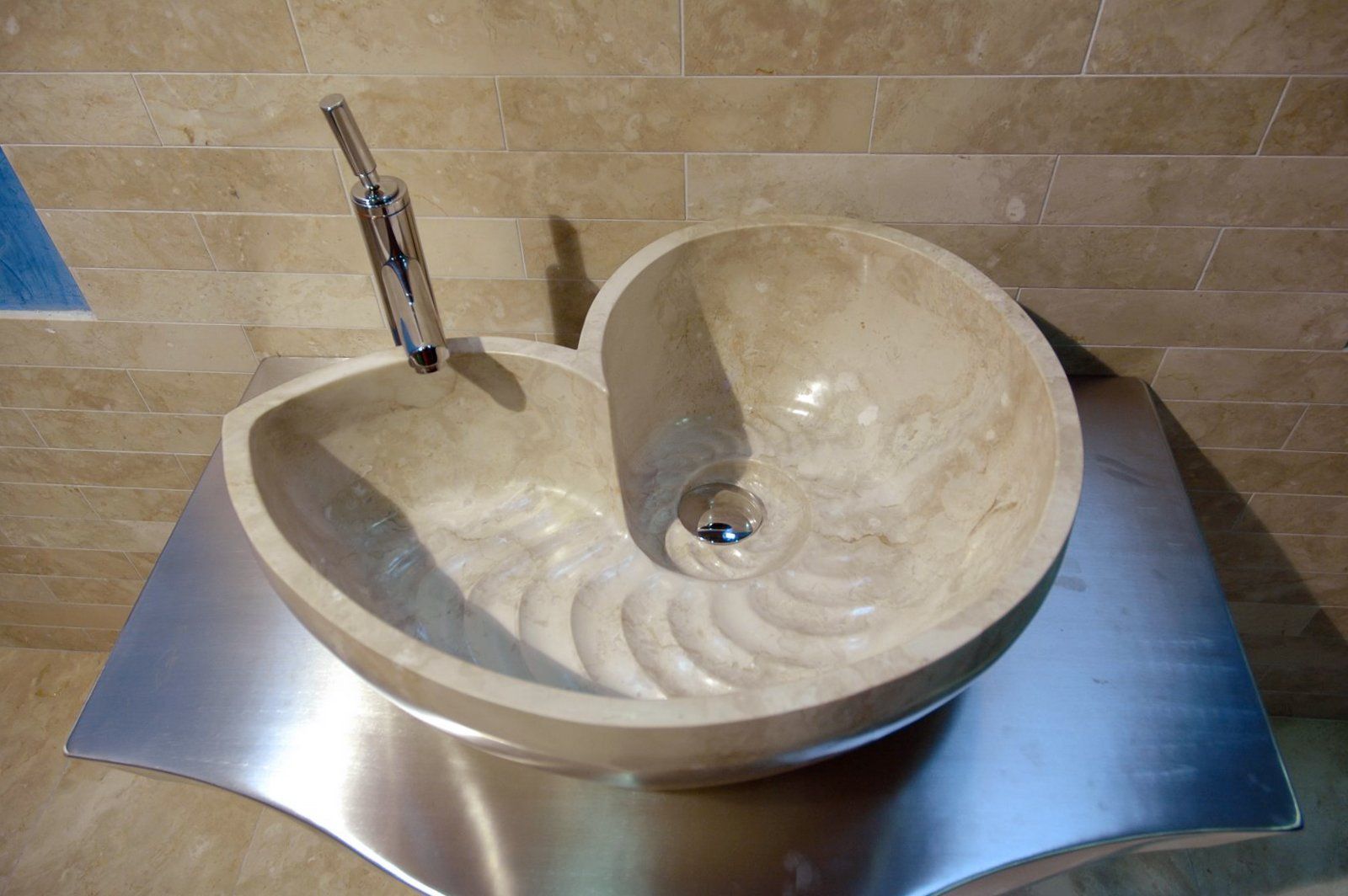 Washbasin in marble Cappuccino, mod. Nautilus CusenzaMarmi Casas de banho modernas Mármore