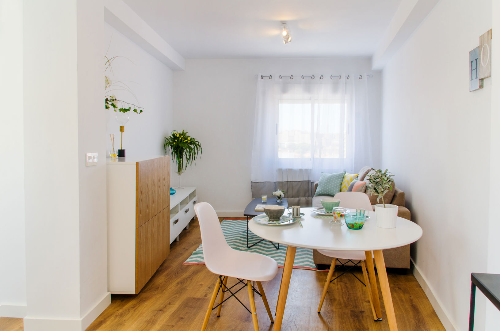 Apartamento estilo nórdico de 52m2 Ideal para Solteros , Noelia Villalba Interiorista Noelia Villalba Interiorista Ruang Makan Gaya Skandinavia