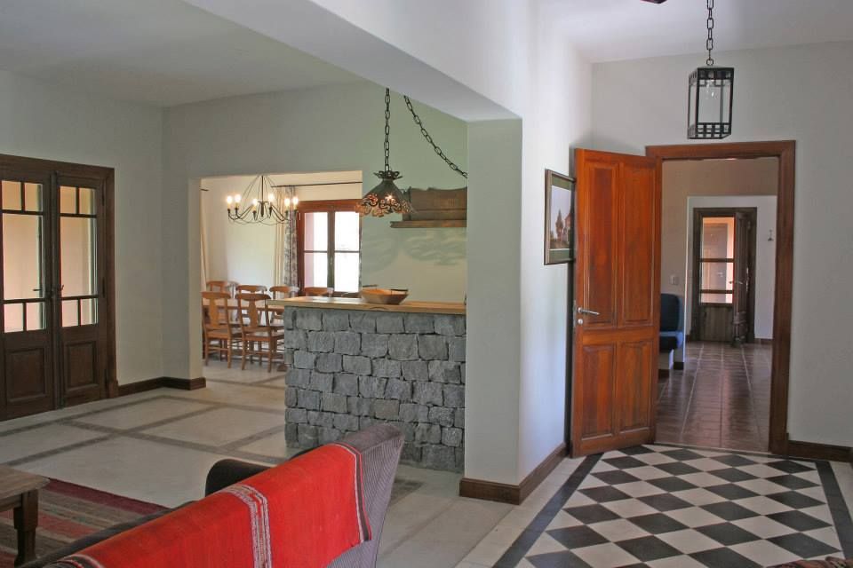 Loo Mapu, Aulet & Yaregui Arquitectos Aulet & Yaregui Arquitectos Country style living room