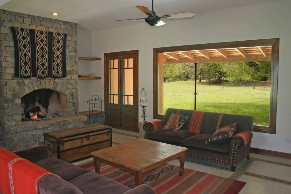 Loo Mapu, Aulet & Yaregui Arquitectos Aulet & Yaregui Arquitectos Country style living room