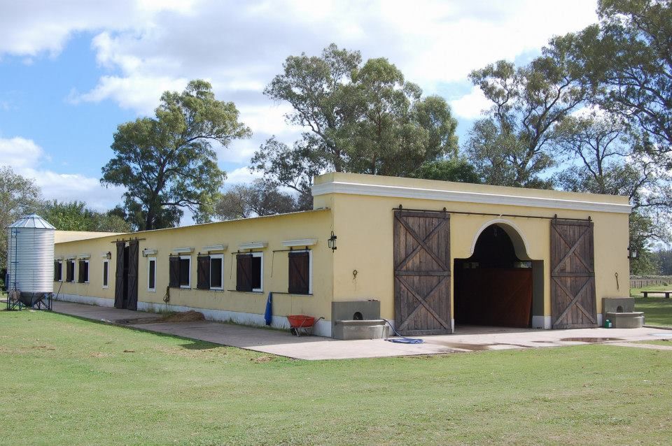 Von Neufforge, Aulet & Yaregui Arquitectos Aulet & Yaregui Arquitectos Colonial style houses