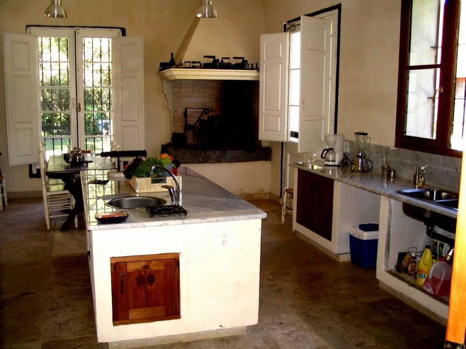 Von Neufforge, Aulet & Yaregui Arquitectos Aulet & Yaregui Arquitectos Colonial style kitchen