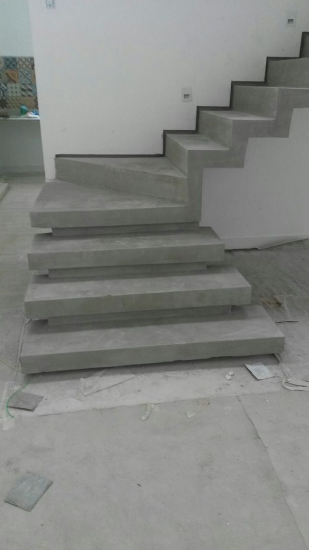 escada em cimento queimado com rodapé invertido Margareth Salles Corredores, halls e escadas modernos Concreto