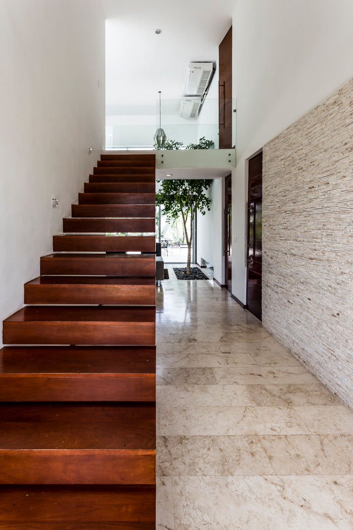 Fantástico Proyecto - Casa K27, P11 ARQUITECTOS P11 ARQUITECTOS Modern Corridor, Hallway and Staircase