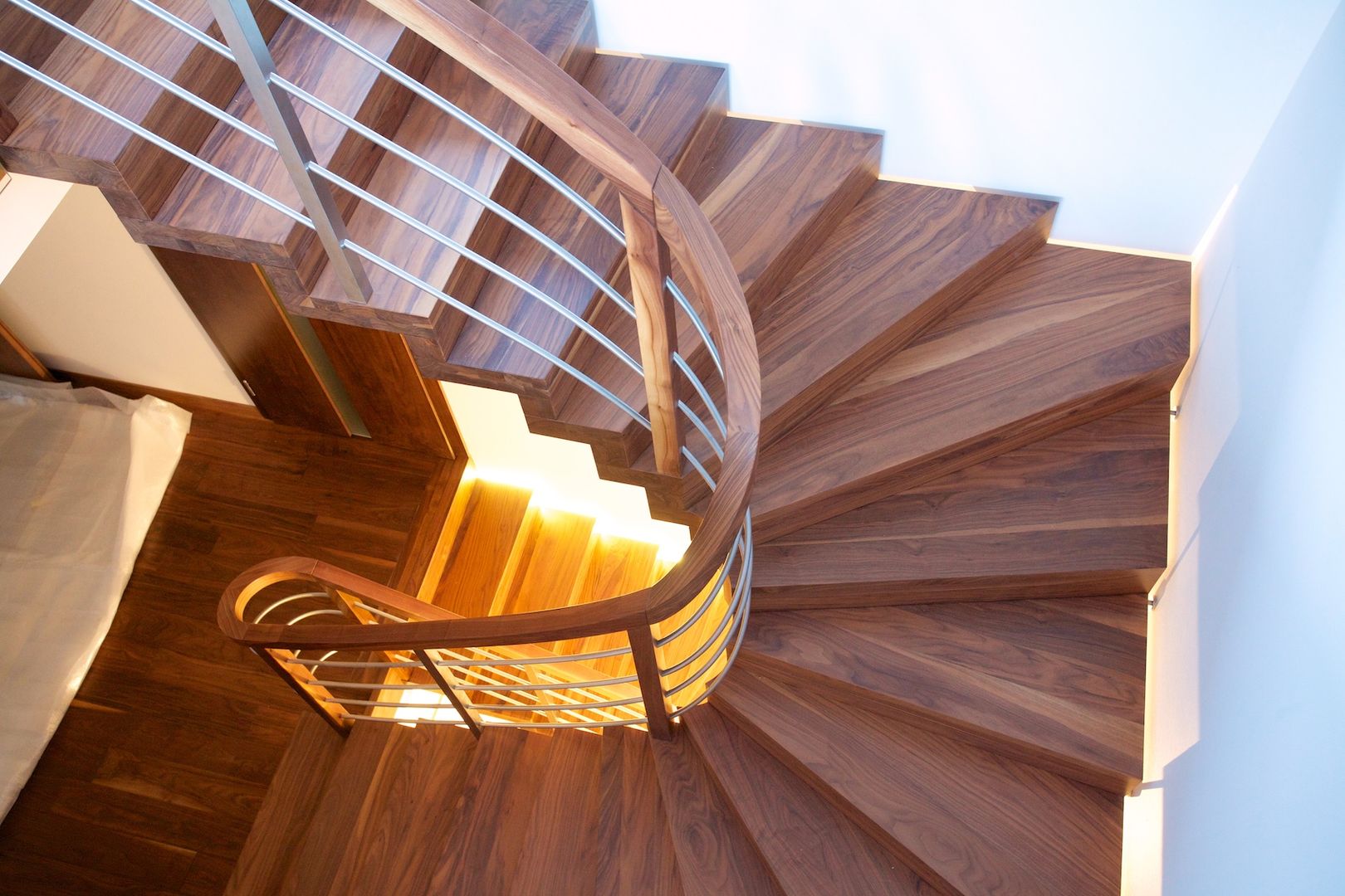 Faltwerktreppe Speyer, lifestyle-treppen.de lifestyle-treppen.de Modern corridor, hallway & stairs لکڑی Wood effect