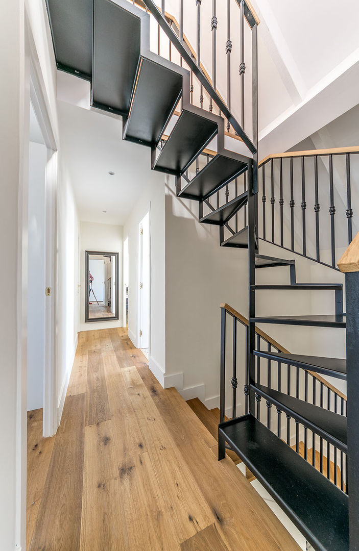 Tiana House, 08023 Architects 08023 Architects Modern corridor, hallway & stairs