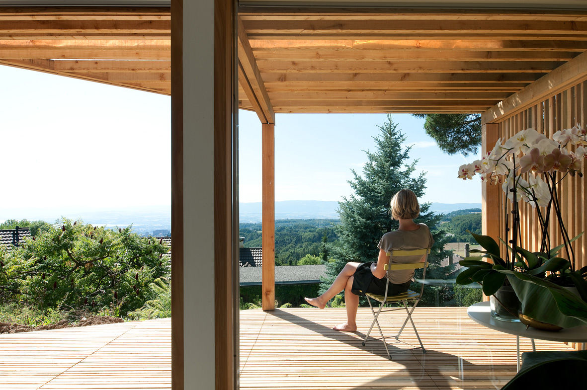 Transformation Villa B, 2b architectes 2b architectes Balcones y terrazas de estilo moderno Madera Acabado en madera