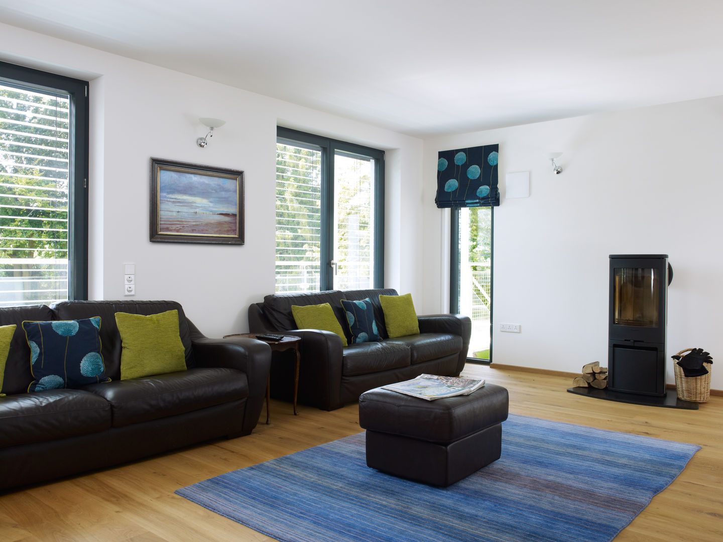 Living room Baufritz (UK) Ltd. Ruang Keluarga Modern