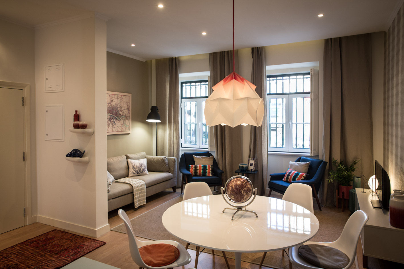 Um look contemporâneo e cosmopolita, Architect Your Home Architect Your Home Ruang Makan Modern