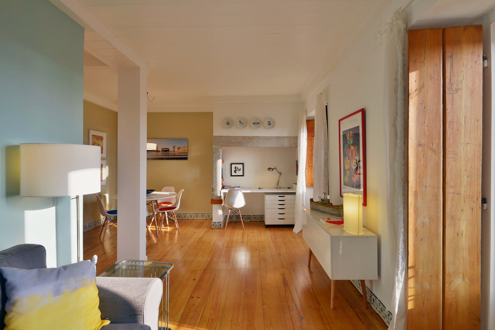 Uma casa antiga repleta de cor, Architect Your Home Architect Your Home Modern corridor, hallway & stairs