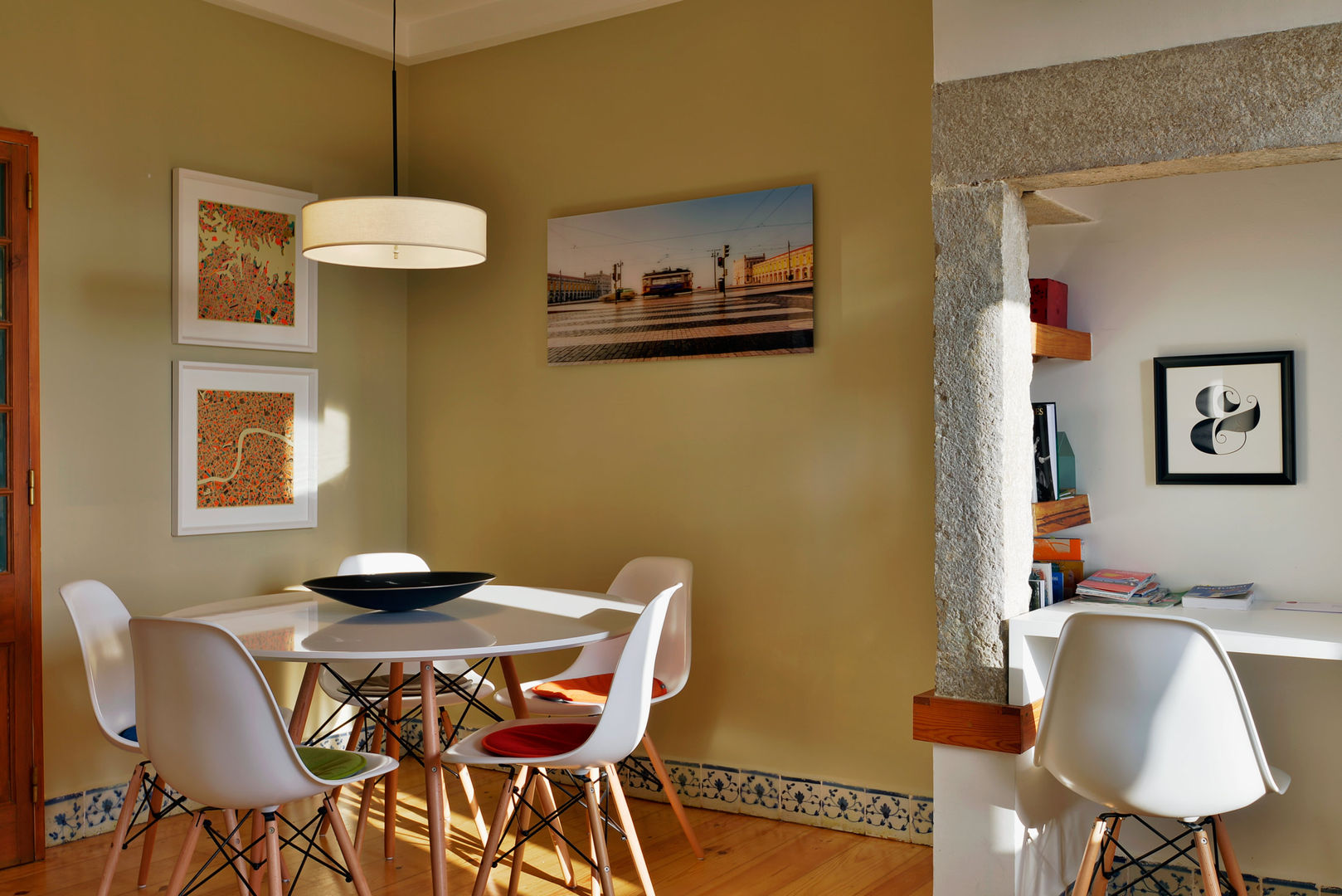 Uma casa antiga repleta de cor, Architect Your Home Architect Your Home Comedores de estilo moderno