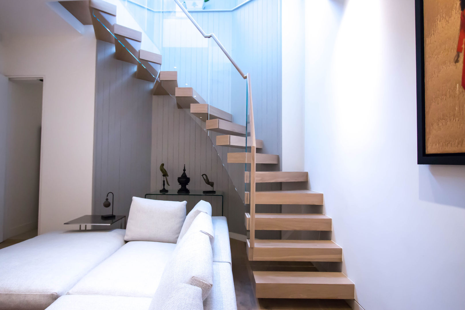 Cantilever staircase with glass balustrade Railing London Ltd Pasillos, vestíbulos y escaleras de estilo moderno