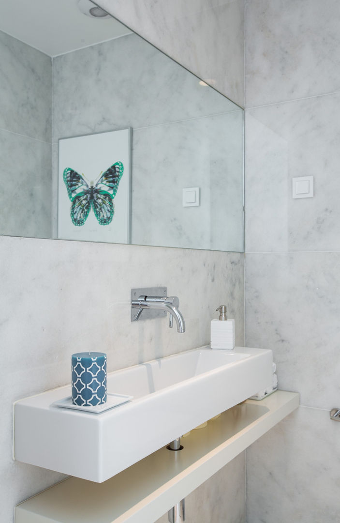 Uma atmosfera leve e colorida, Architect Your Home Architect Your Home Salle de bain moderne