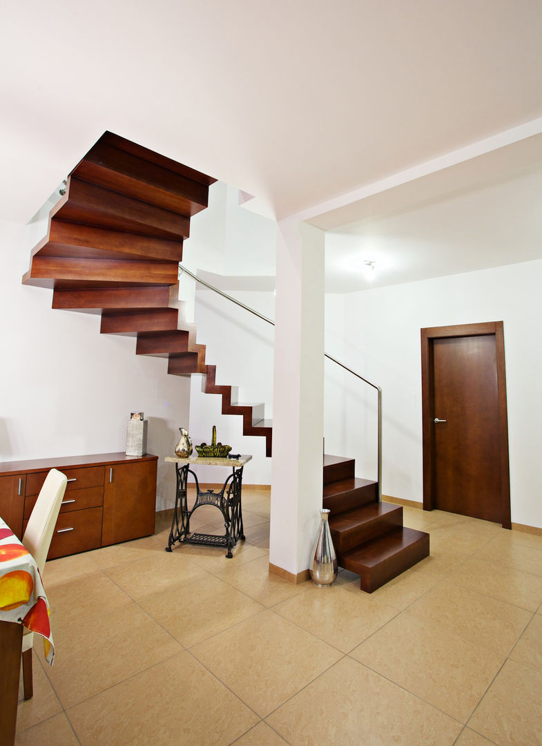 Faltwerktreppe Würzburg, lifestyle-treppen.de lifestyle-treppen.de Modern corridor, hallway & stairs Wood Wood effect