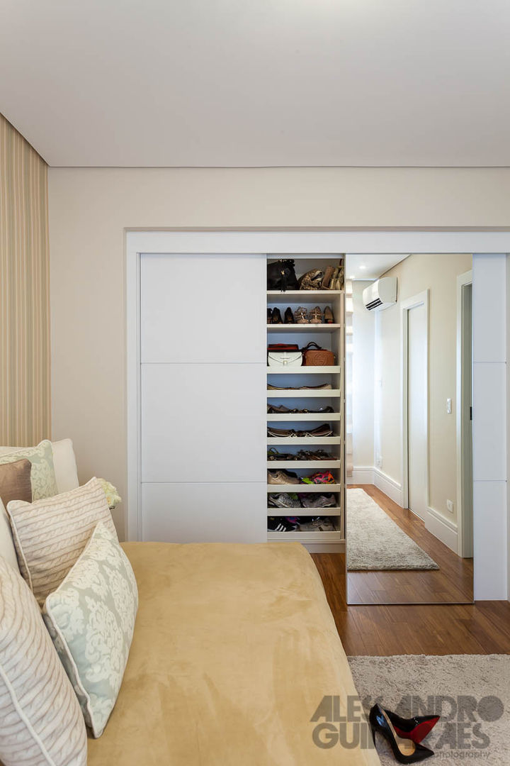 Apartamento moderno e sofisticado, Martins Valente Arquitetura e Interiores Martins Valente Arquitetura e Interiores Bedroom Wardrobes & closets