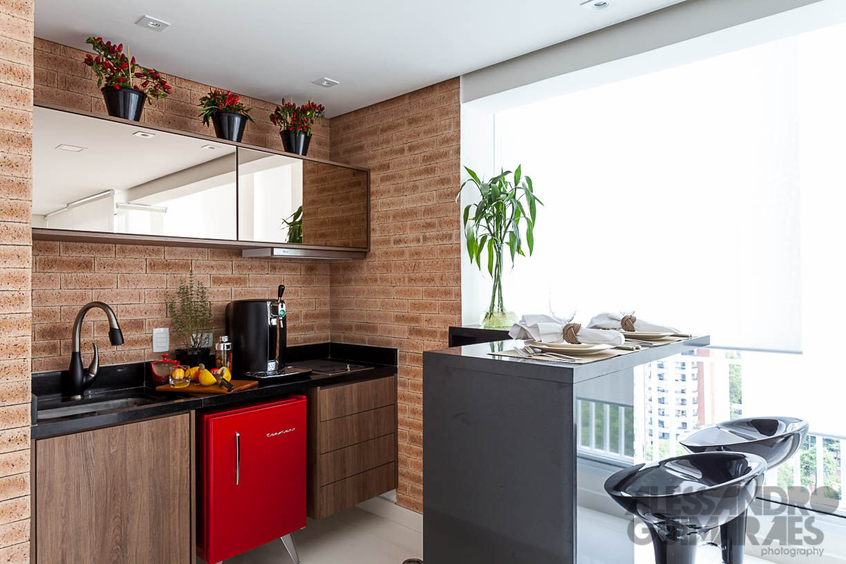 Apartamento moderno e sofisticado, Martins Valente Arquitetura e Interiores Martins Valente Arquitetura e Interiores Balcones y terrazas modernos: Ideas, imágenes y decoración Muebles