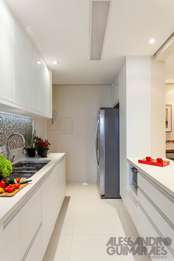 Apartamento moderno e sofisticado, Martins Valente Arquitetura e Interiores Martins Valente Arquitetura e Interiores Cocinas de estilo moderno Armarios y estanterías