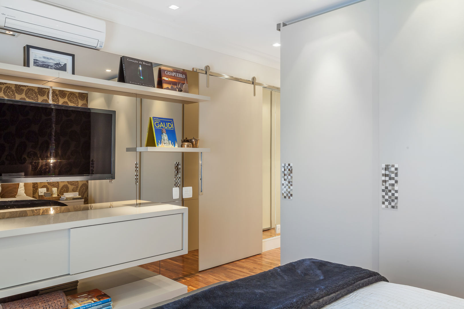 APARTAMENTO 2, Martins Valente Arquitetura e Interiores Martins Valente Arquitetura e Interiores Modern style bedroom Wardrobes & closets