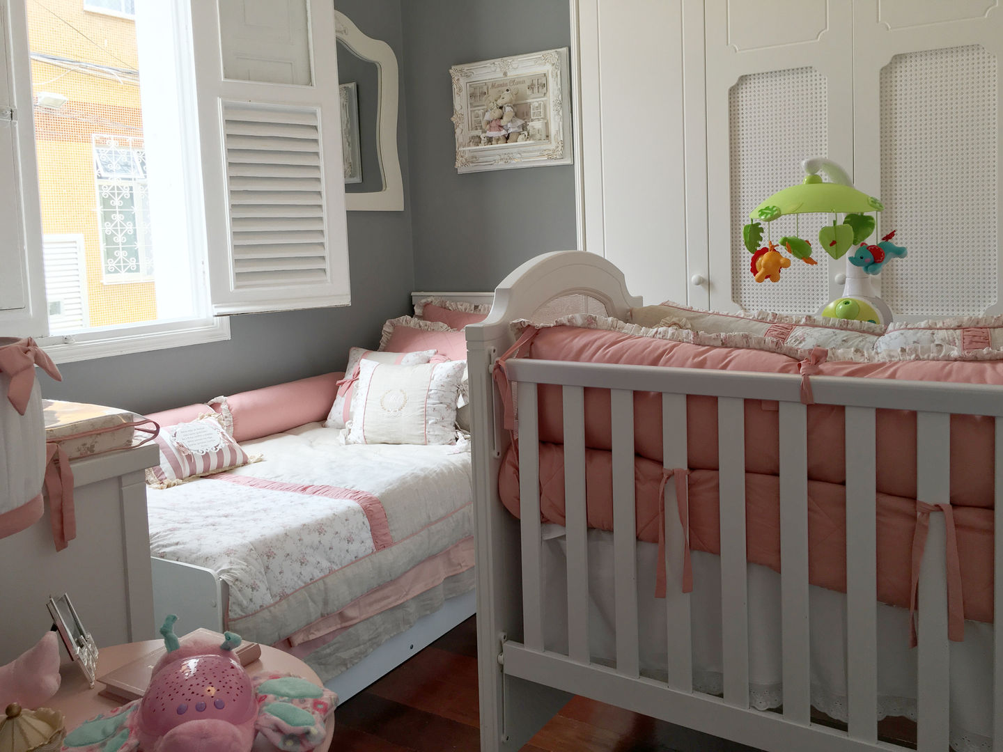 Quarto de princesa, Paula Werneck Arquitetura Paula Werneck Arquitetura Classic style nursery/kids room