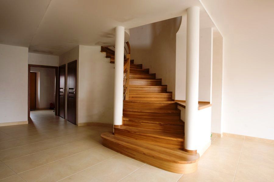 Wangentreppe Frankenthal, lifestyle-treppen.de lifestyle-treppen.de Classic style corridor, hallway and stairs Wood Wood effect