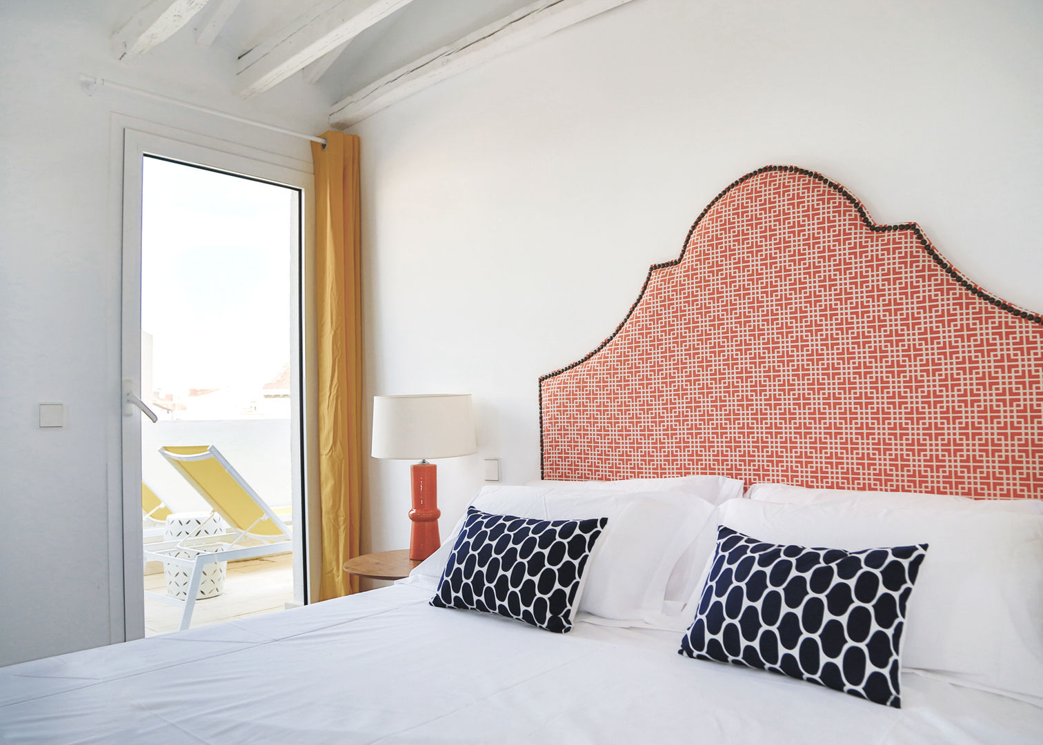 Atico Moderno con Terraza [Decoración en tonos neutros], StudioBMK StudioBMK Camera da letto moderna