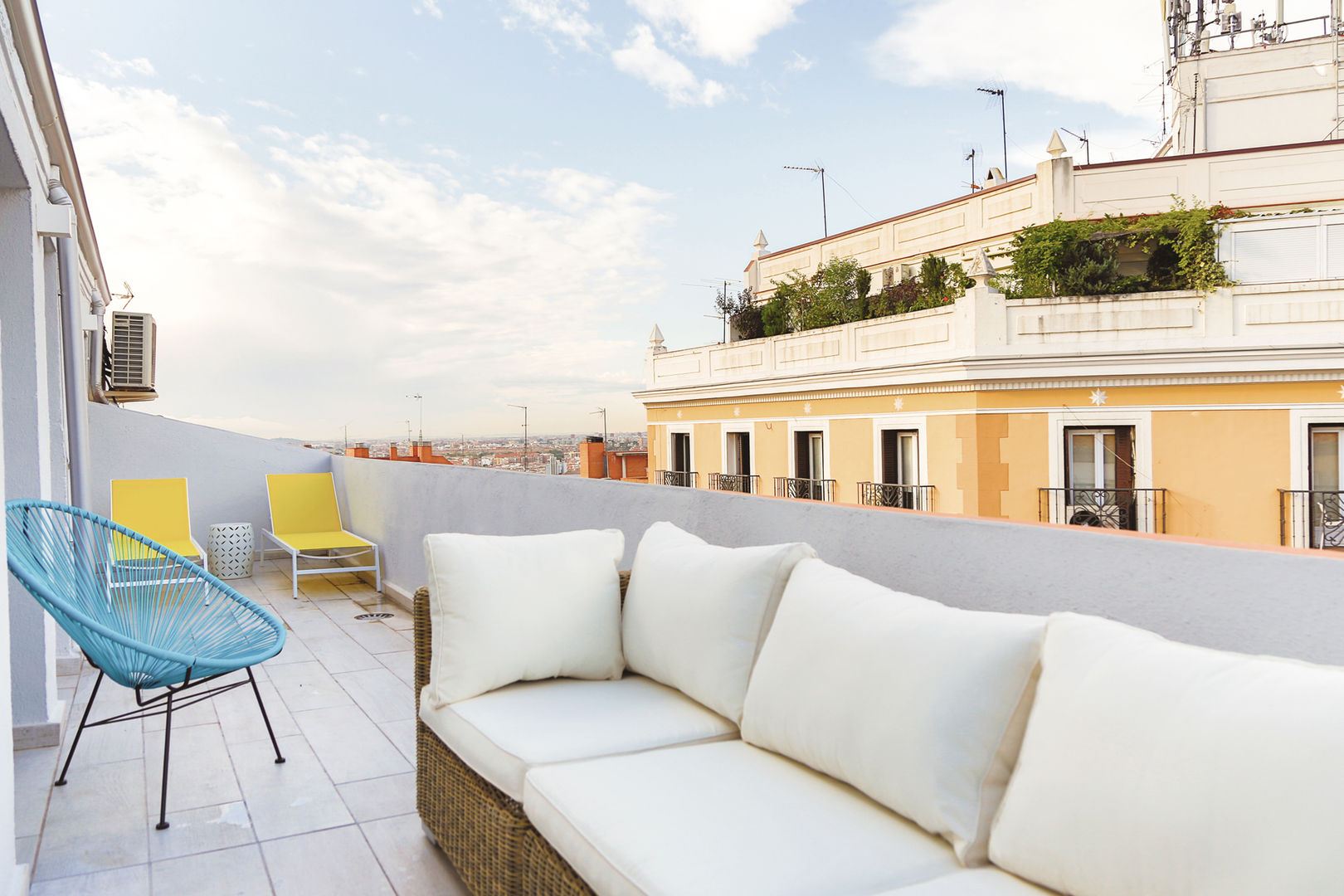 Atico Moderno con Terraza [Decoración en tonos neutros], StudioBMK StudioBMK Modern balcony, veranda & terrace