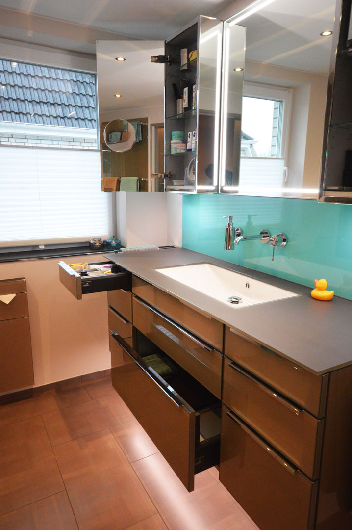 Ein Waschtisch mit sehr viel Platz homify Moderne Badezimmer Glas Bernstein/Gold Aufbewahrungen