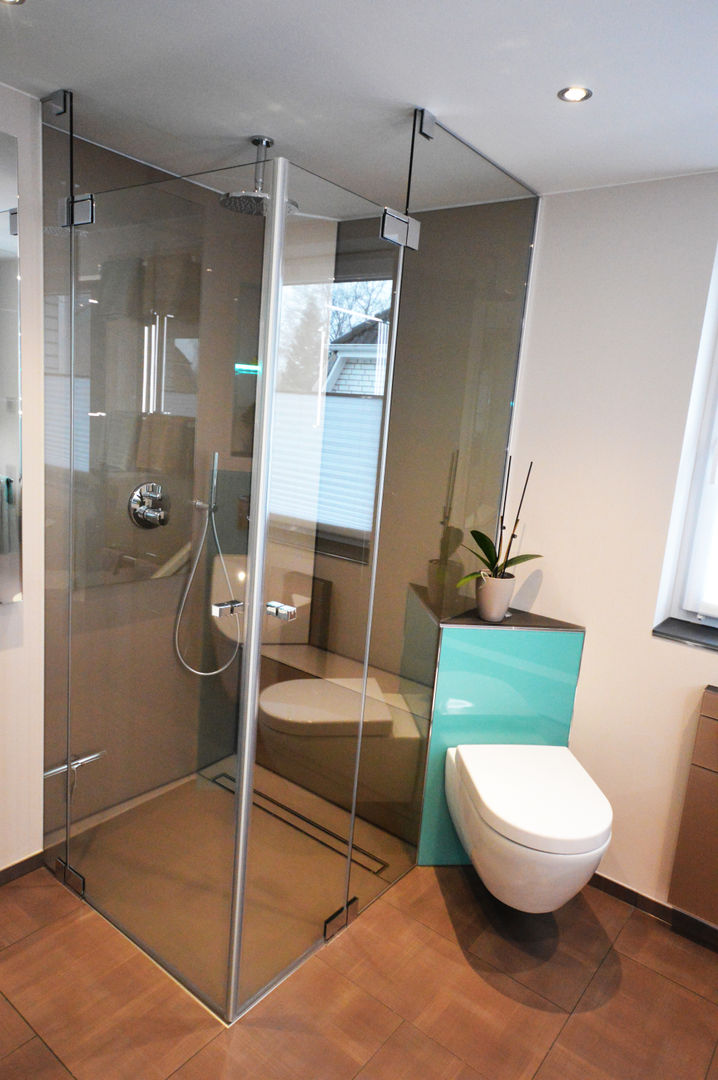 homify 現代浴室設計點子、靈感&圖片 玻璃 浴缸與淋浴設備