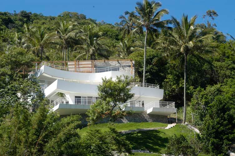 Casa Cassemunha (Ilha Bela), Enrico Benedetti Arquitetos Enrico Benedetti Arquitetos Дома в тропическом стиле