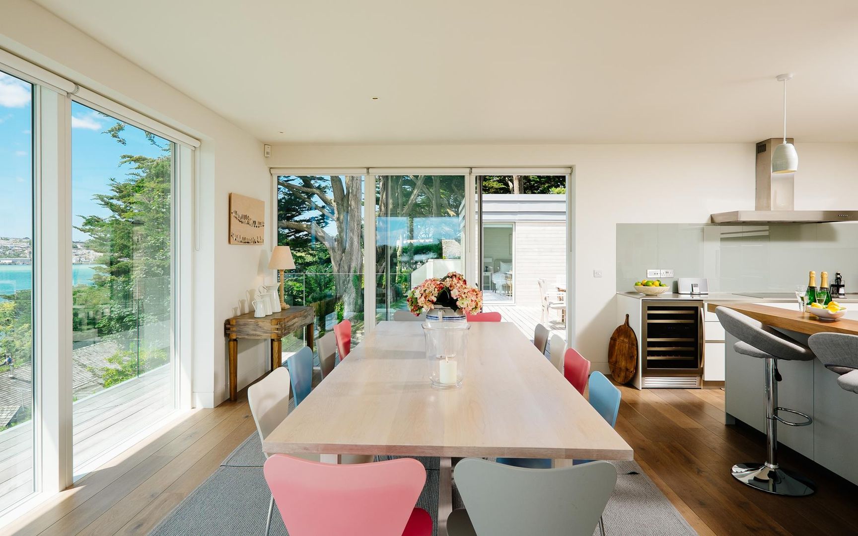 Dining room Perfect Stays Modern dining room