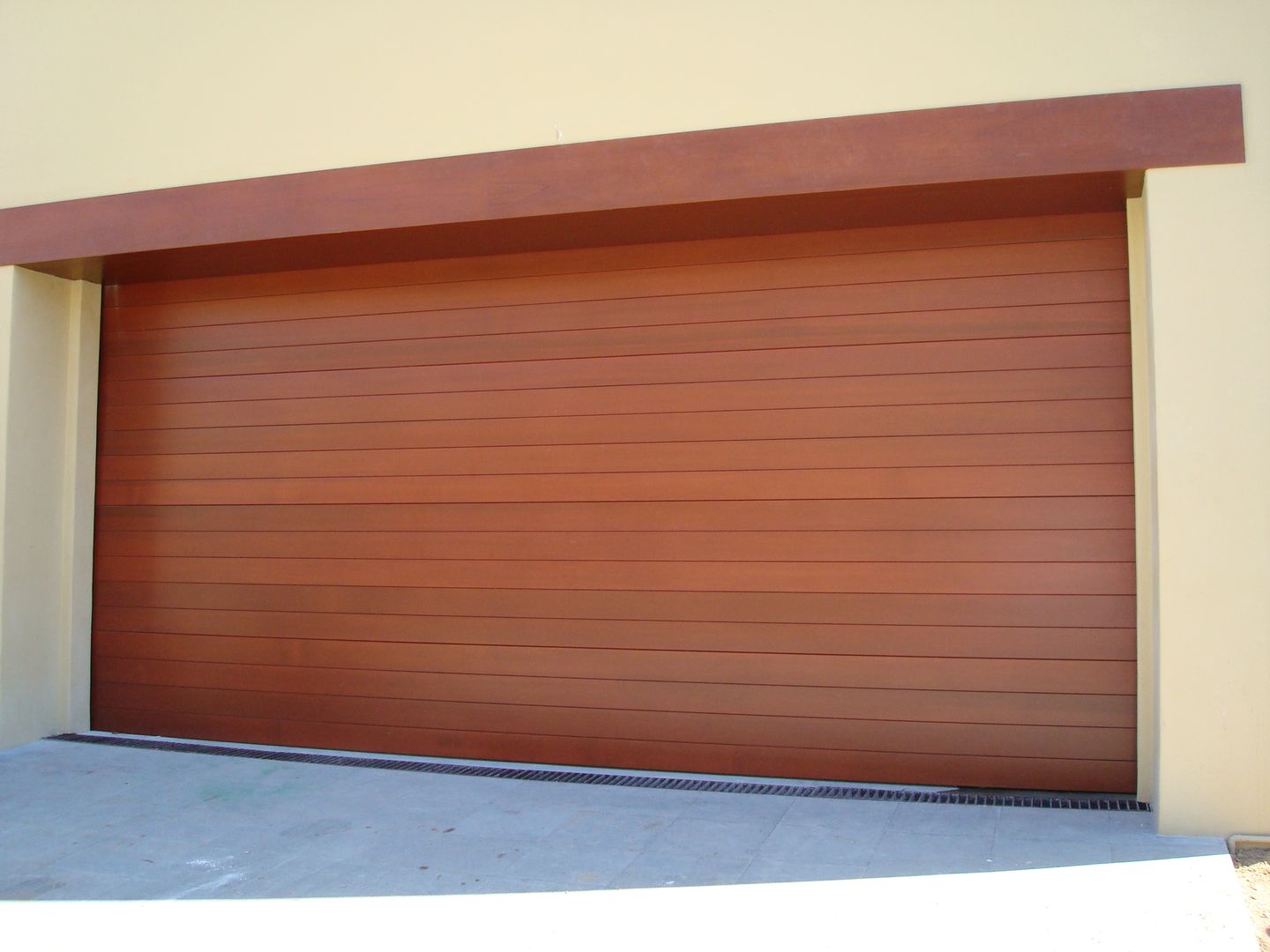 Puerta madera Cedro Odorata. , CHD COMPANY CHD COMPANY Garage / Hangar classiques Bois Effet bois Garage / Hangar