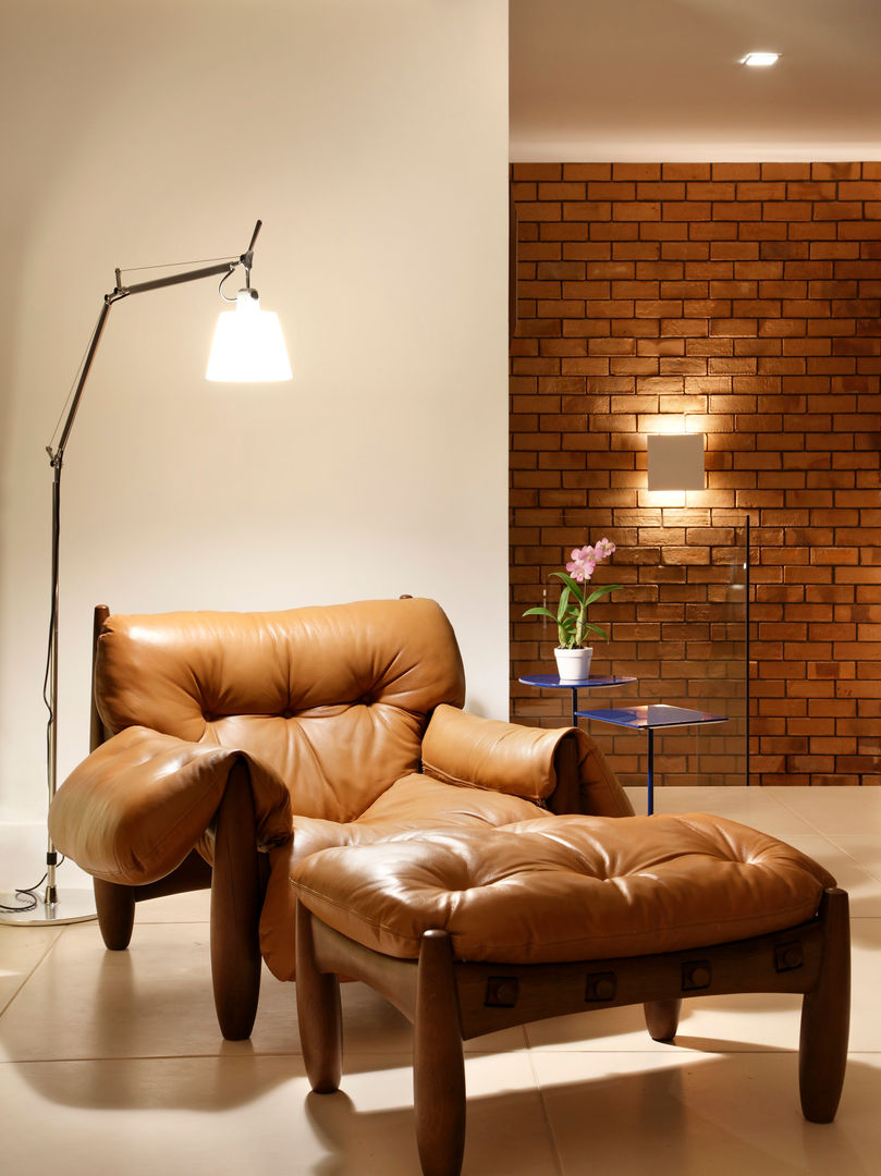 Cobertura FCF, Yamagata Arquitetura Yamagata Arquitetura Modern living room Bricks Sofas & armchairs