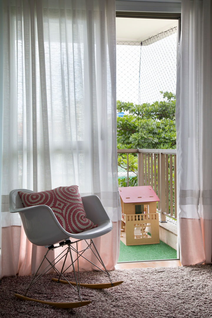 Cobertura FCF, Yamagata Arquitetura Yamagata Arquitetura Nursery/kid’s room Wood-Plastic Composite Desks & chairs