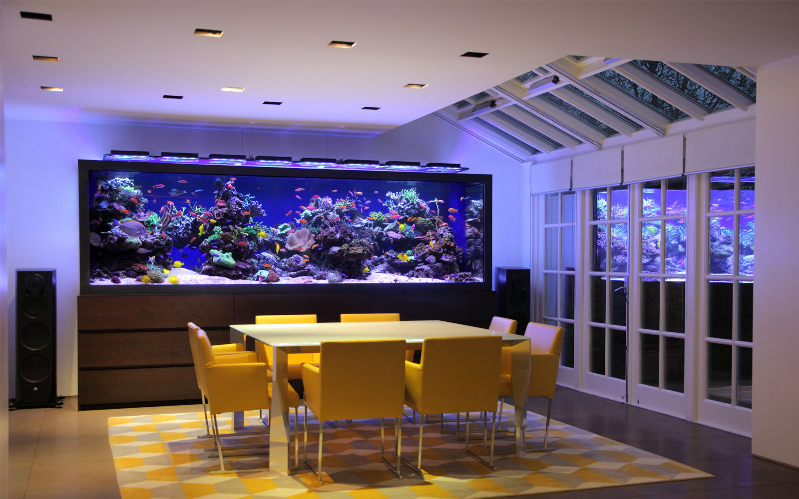 Luxury Townhouse Aquarium, Aquarium Architecture Aquarium Architecture غرفة السفرة