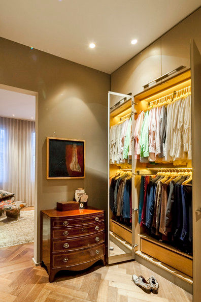 Dressing room in master suite Studio 29 Architects ltd Гардеробная в классическом стиле МДФ