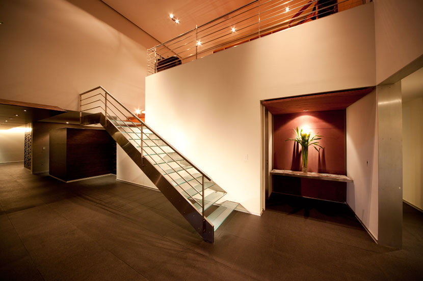 Casa Galeana, grupoarquitectura grupoarquitectura Minimalist corridor, hallway & stairs