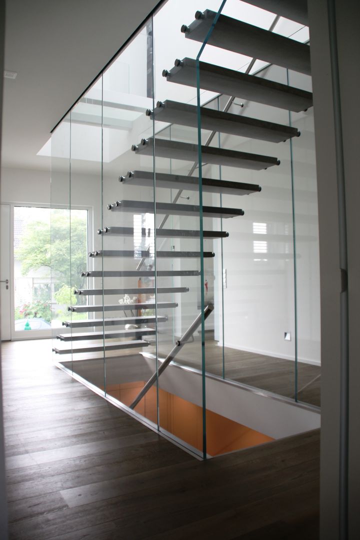 Glastragende Treppe mit Betondesignstufen lifestyle-treppen.de Moderner Flur, Diele & Treppenhaus Beton